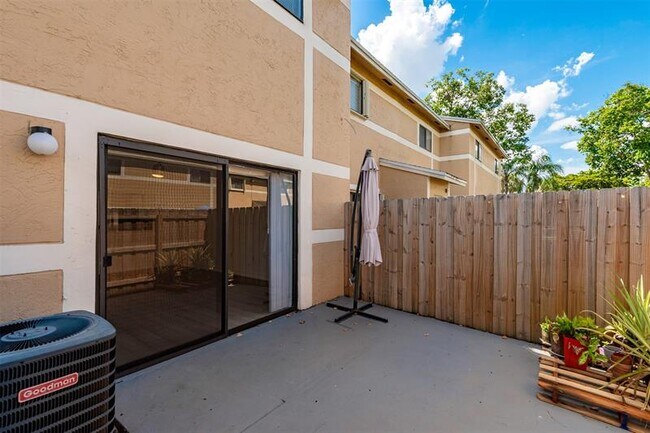 Building Photo - 9481 Palm Cir