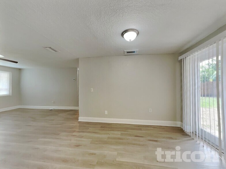 Building Photo - 6850 83rd Ave