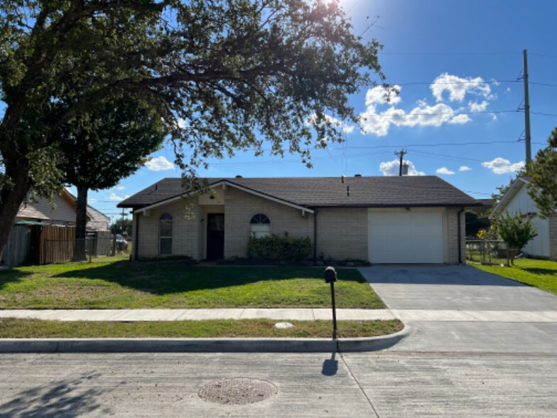 Primary Photo - 409 S Holiday Dr