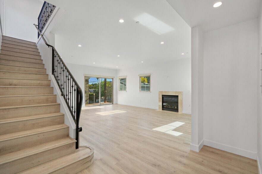 Primary Photo - 11474 Moorpark St