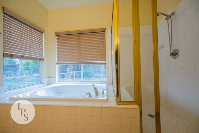 Building Photo - SOLAR!!!!  Fresno NorthEast Home, 4BR/2.75...