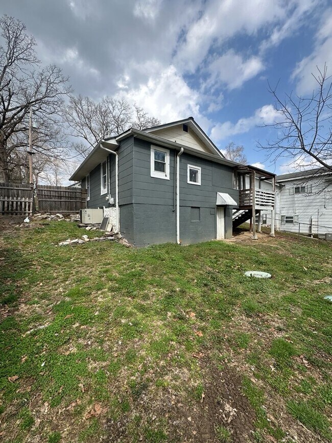 Building Photo - Fenced Yard! 2 Bedroom 1 Bathroom | Pet Friendly!