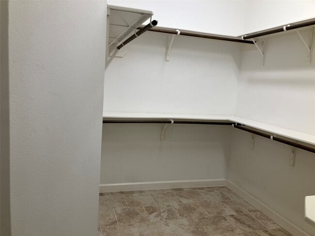 Building Photo - 131 Castlegate Ln