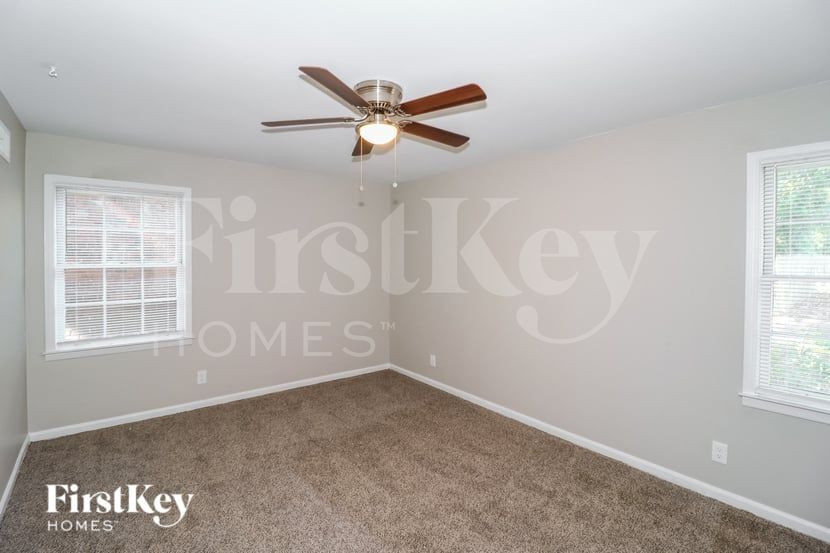 Building Photo - 5130 Kingswood Cir