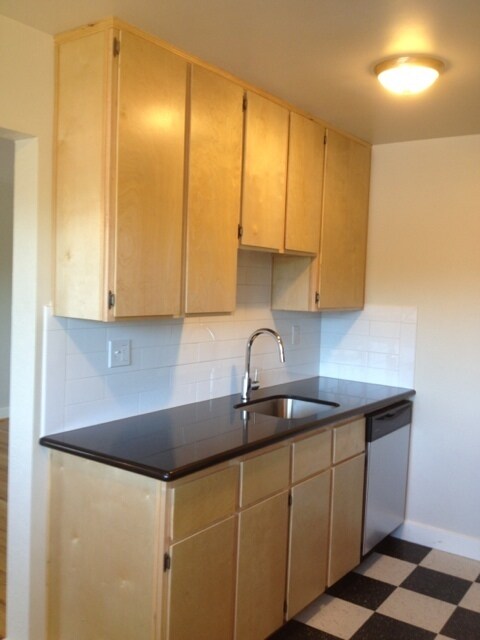 Building Photo - Remodeled Spacious University Park Portsmo...