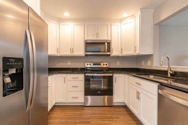 Building Photo - Willow Court Bloomington