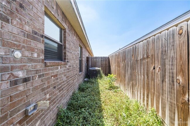 Building Photo - 18 E St