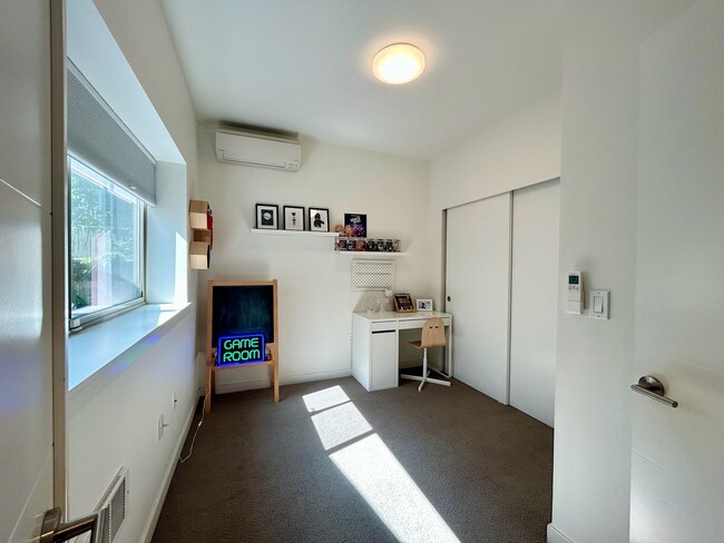Building Photo - Beacon Hill Townhouse