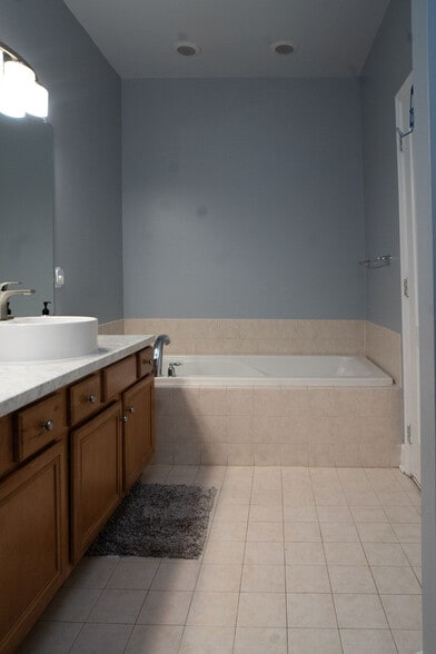 Primary Bathroom - 604 Kingfisher Ave