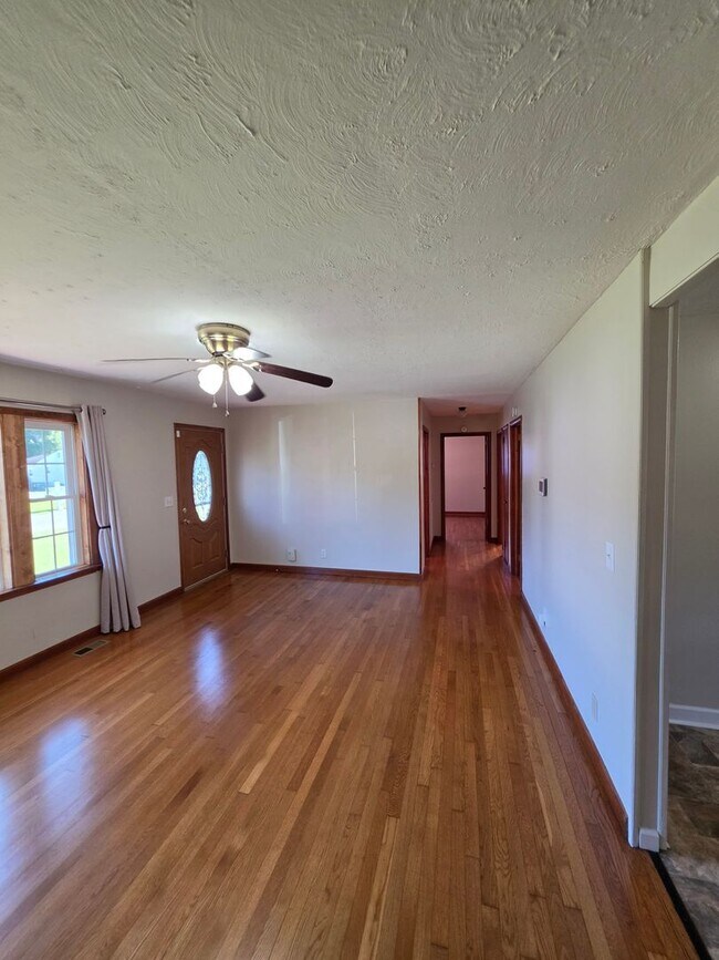 Building Photo - 3/1 in Elizabethton on corner lot in quiet neighborhood