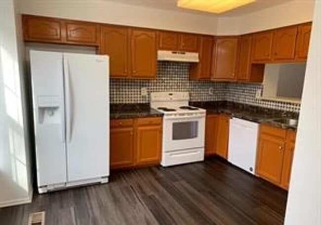 Building Photo - Very well maintained 3 bedroom 2 full 2 ha...