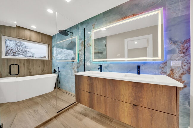 Building Photo - 5901 W Erie St