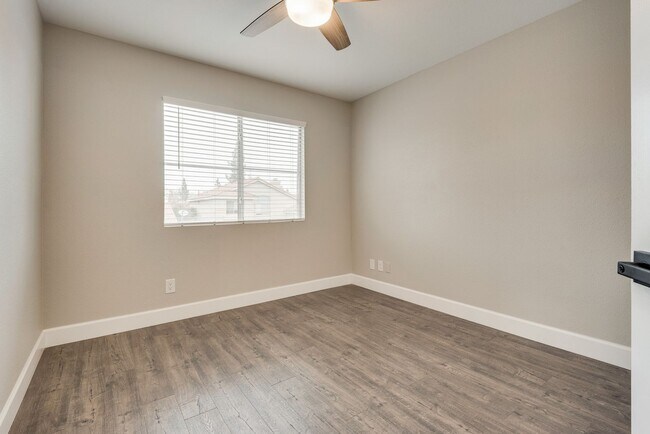 Building Photo - Gorgeous, recently renovated Green Valley ...
