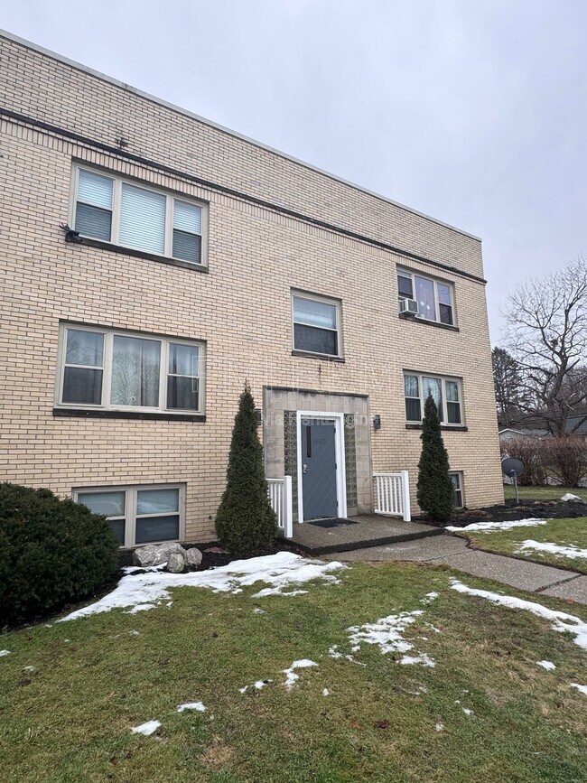 Building Photo - 1946 White Pond Dr