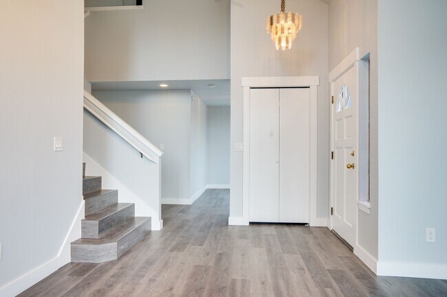 Building Photo - Federal Way Remodeled 2 Story