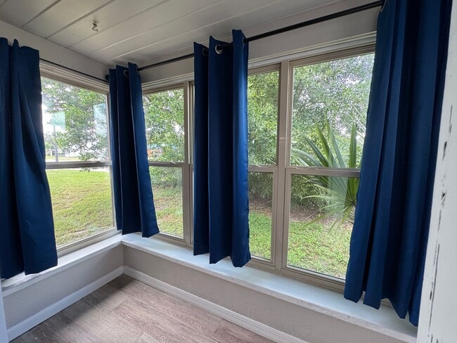 Building Photo - Charming 1-Bedroom, 1-Bath Home Near Downtown Tavares - Lawn Care Included!