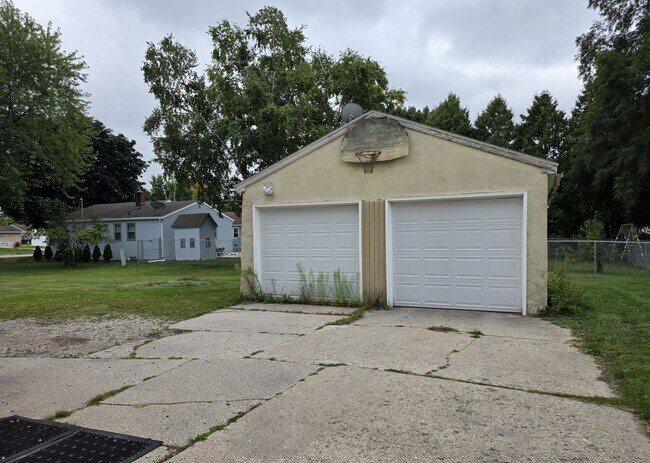 Building Photo - 1636 Edison St
