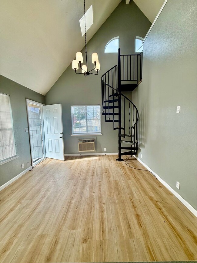 Building Photo - Charming small house