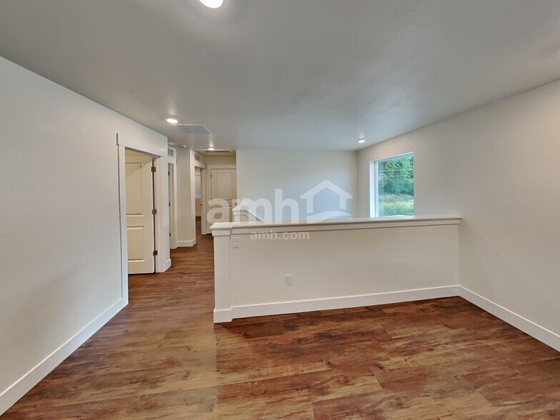 Building Photo - 767 S Oak St