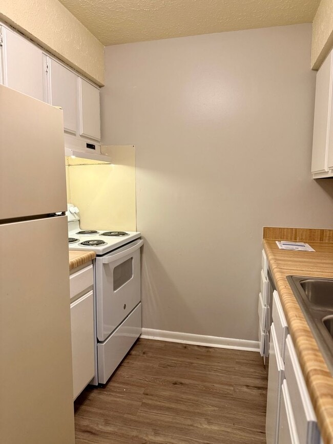 Building Photo - 2 bedroom/1 bath New paint and floors.