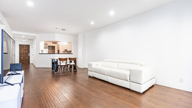 Livingroom - 10724 Wilshire Blvd