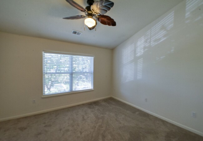 Building Photo - Immaculate Top-Floor 2 Bedroom Condo For R...