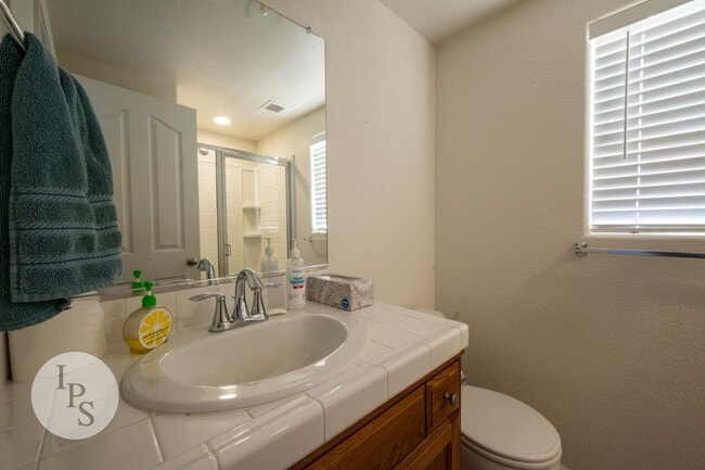 Building Photo - North Clovis Home, 4BR/3.5BA, CUSD - Lots ...