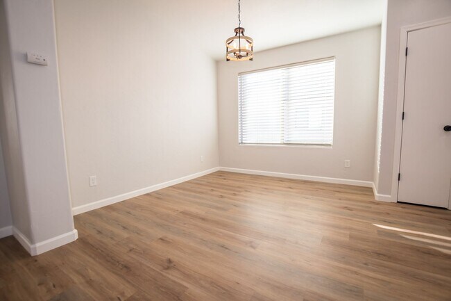 Building Photo - 4 Bedroom, 2 Bath, Split Floor Plan, 2 Car Garage, Central A/C