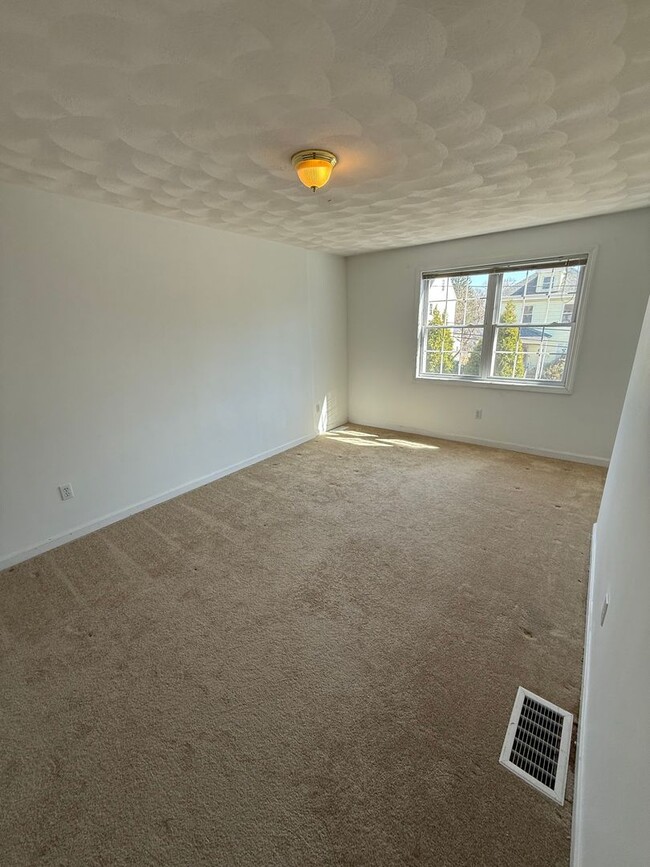 Building Photo - spacious three-bedroom townhouse!