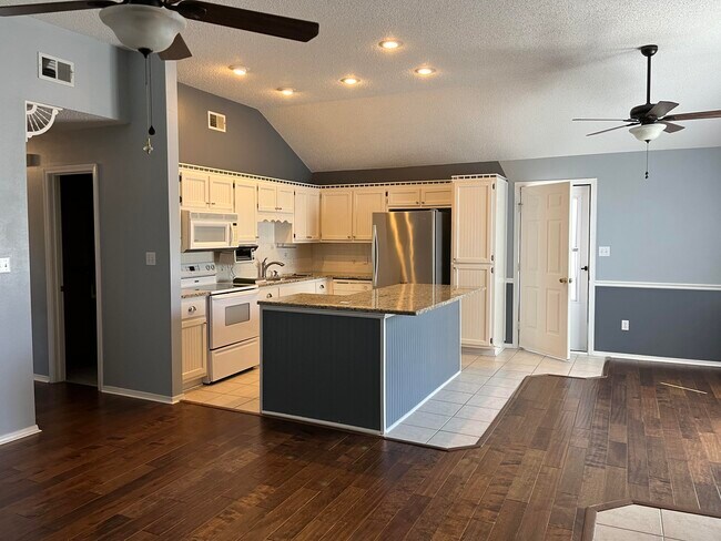 Building Photo - 2260 Estate Cir