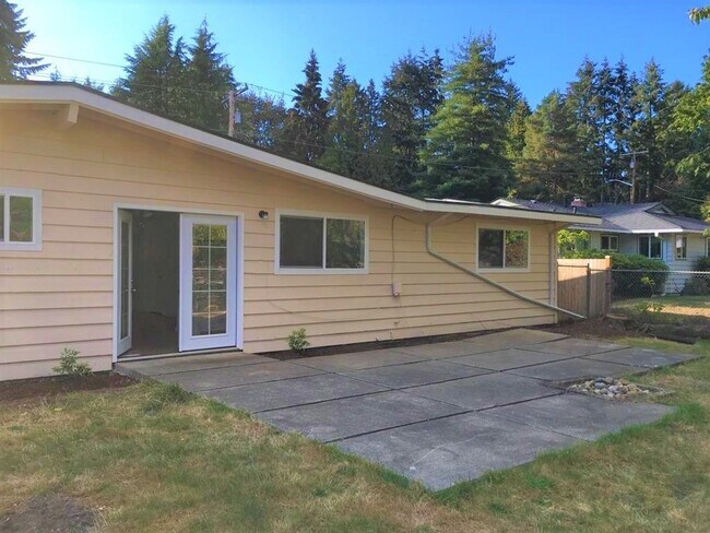 Building Photo - Sweet and Charming Rambler Available April...