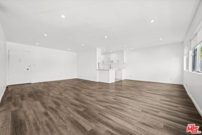 Building Photo - 136 S Palm Dr