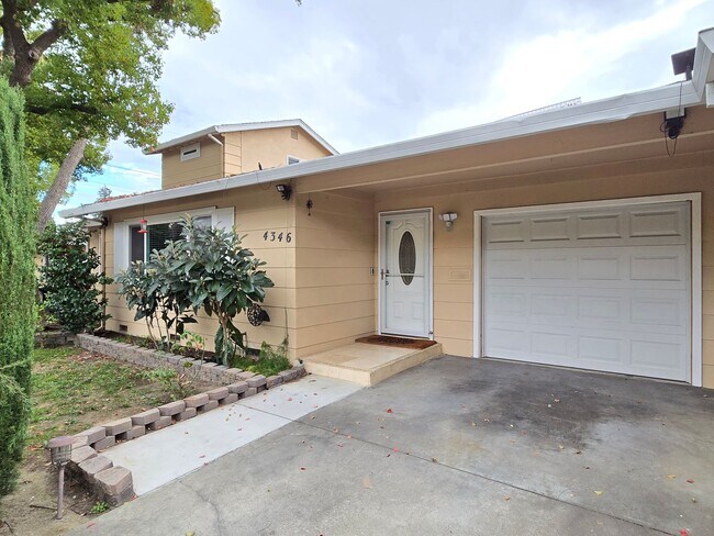 Building Photo - Beautifully Remastered Duet Home, Completely Renovated, A/C, Breakfast Bar, SS Appliances, W/D, W...