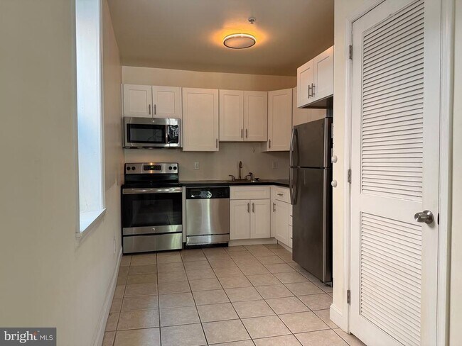 Building Photo - 922 S 49th St