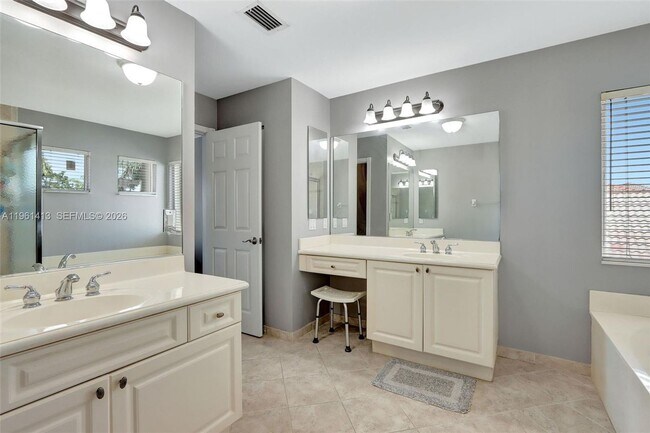 Building Photo - 4450 Banyan Trails Dr