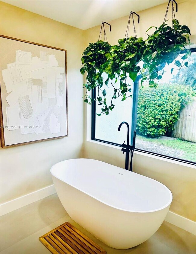 Building Photo - 2475 NW 25th St