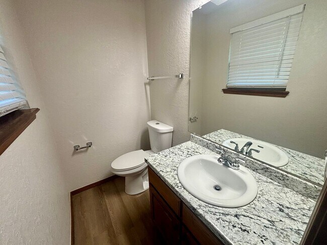 Building Photo - Charming 3 Bedroom 1.5 Bath in Midwest City