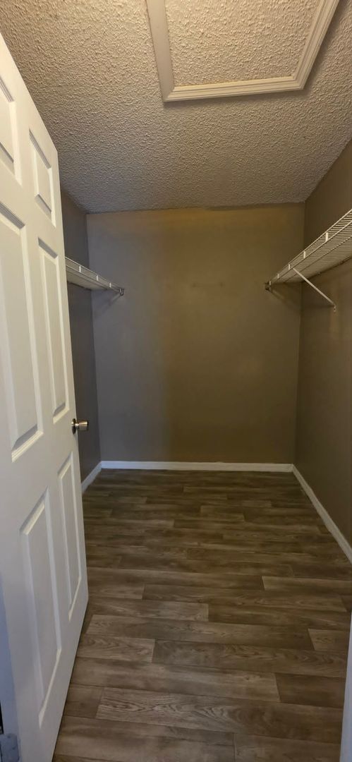 Building Photo - Spacious 3BR Home with Florida Room & Fenced Backyard