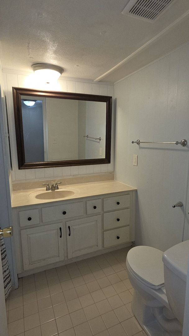 Building Photo - Quaint 3 Bedroom, one and a half bath home close to downtown St Augustine off SR 16