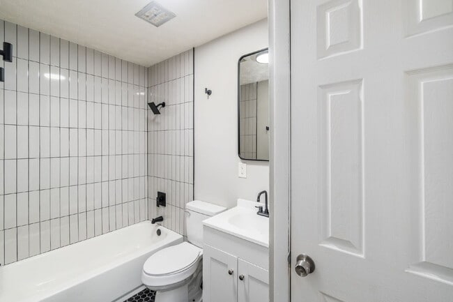 Building Photo - Spacious 2-Bedroom Apartment Near Downtown & German Village