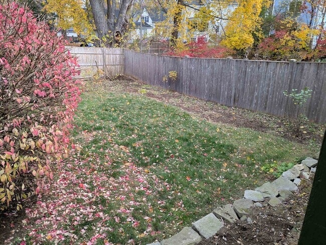 Building Photo - 2 Holt St