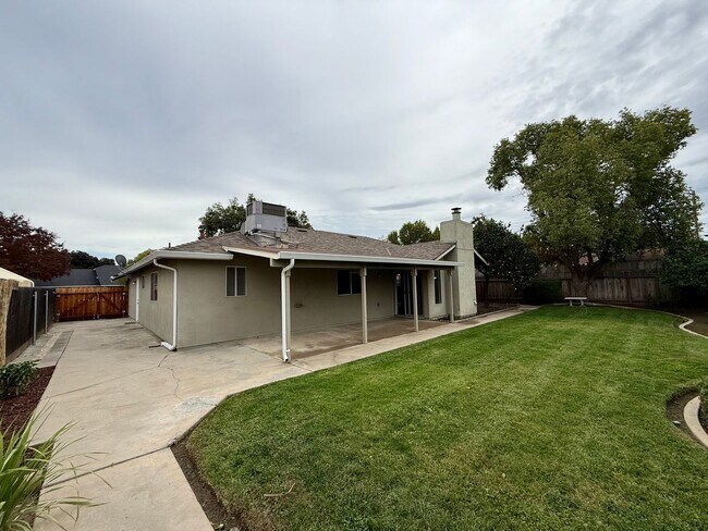 Building Photo - Single story home with vaulted ceilings!