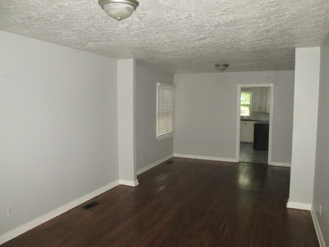 Building Photo - PRELEASING Early Aug 2026 -(3) Bed/(1) Bath Close to Campus! Pet Negotiable!