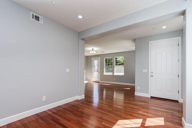 Building Photo - 3 Bed / 2.5 Bath beautiful end unit townhome with tons of upgrades. YouTube Tour!!