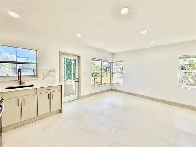 Building Photo - 1400 SE 7th Ave