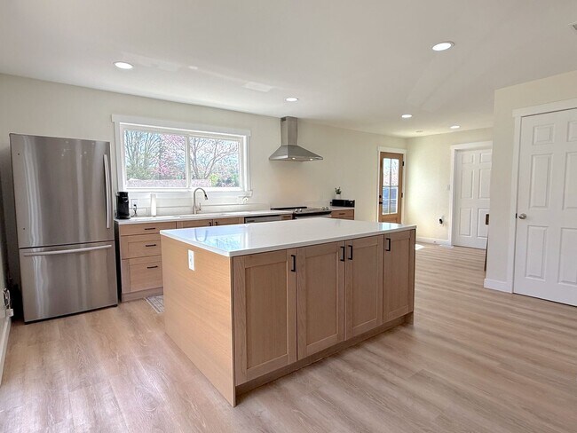 Building Photo - **August 2026** 3 bed | 2 bath with HUGE yard, Bonus Room, Fire Pit & Garage.