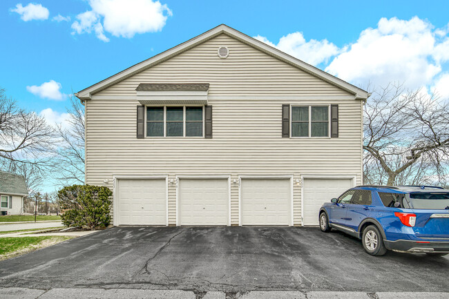 Building Photo - 2301 Knollwood Cir
