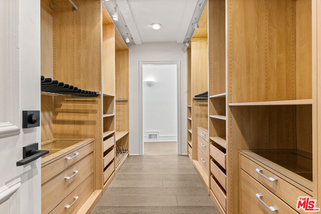 Building Photo - 512 N Canon Dr