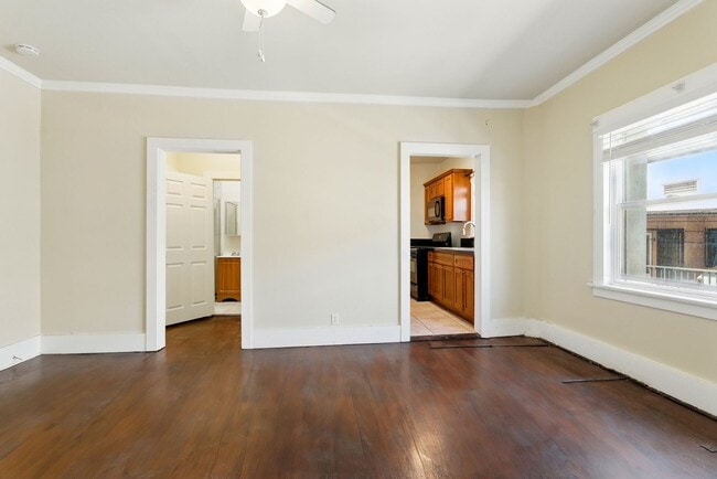 Building Photo - Remodeled Condo blocks form Beach & Downto...