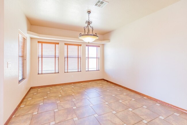 Building Photo - Beautiful Spacious 4 bedroom 2 bath House!